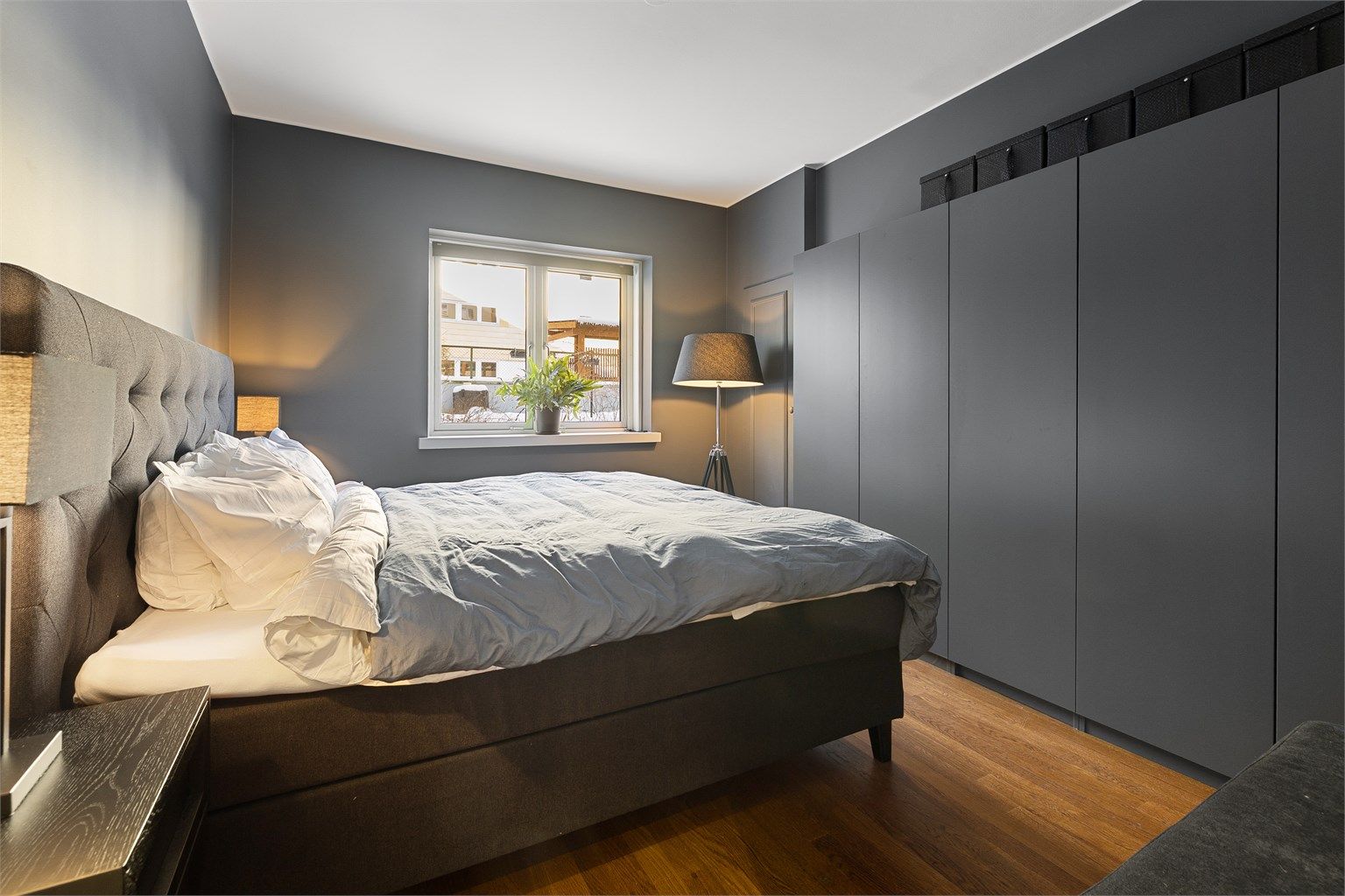 Soverommet vender mot en rolig bakgård, skjermet for trafikk og støy. Foto: Trond Walsø / Walso Work