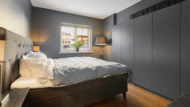 Soverommet vender mot en rolig bakgård, skjermet for trafikk og støy. Foto: Trond Walsø / Walso Work