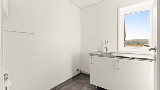 Vaskerommet er praktisk plassert med adkomst fra entréen.