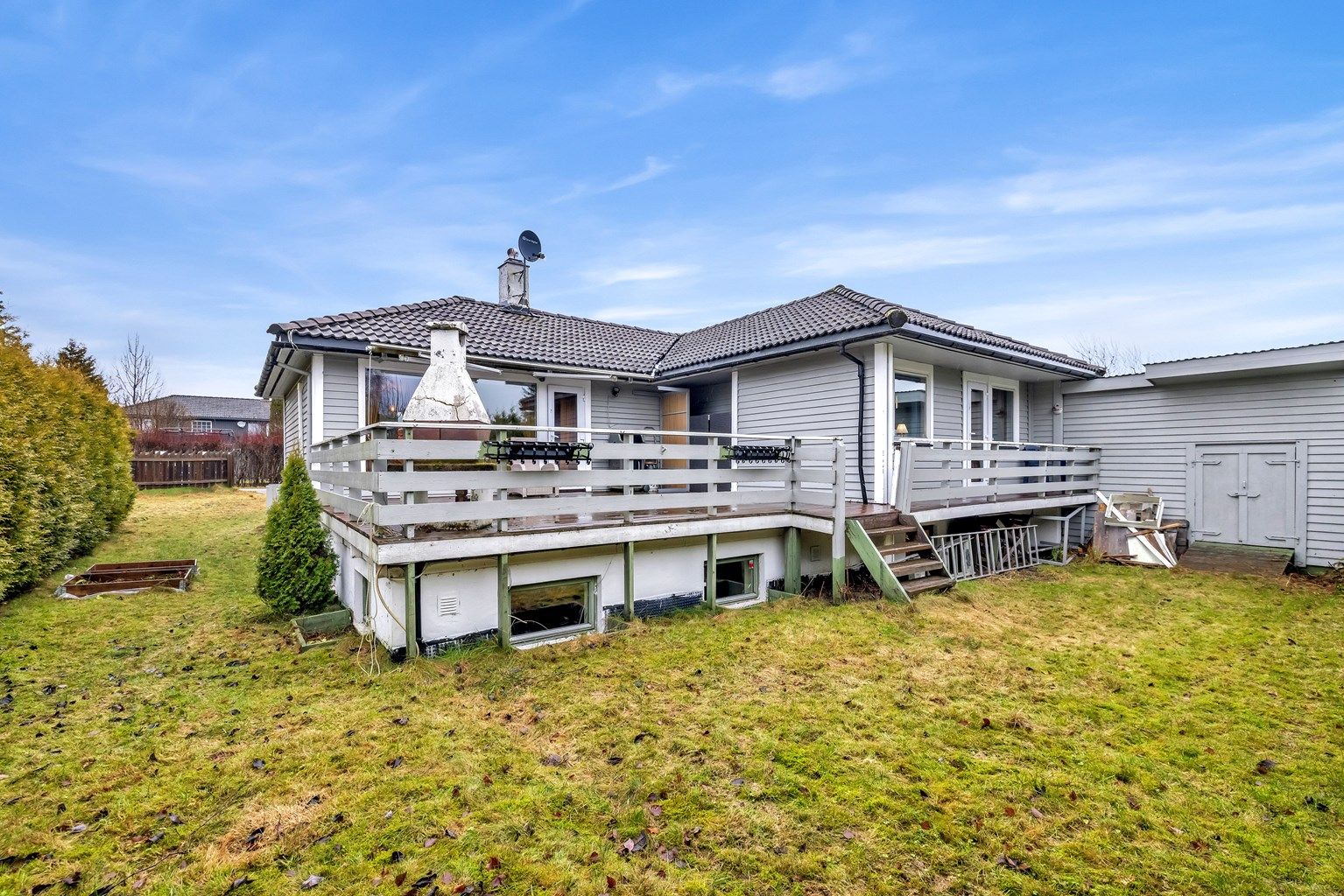 Skjermet hage med god plass til lek og moro