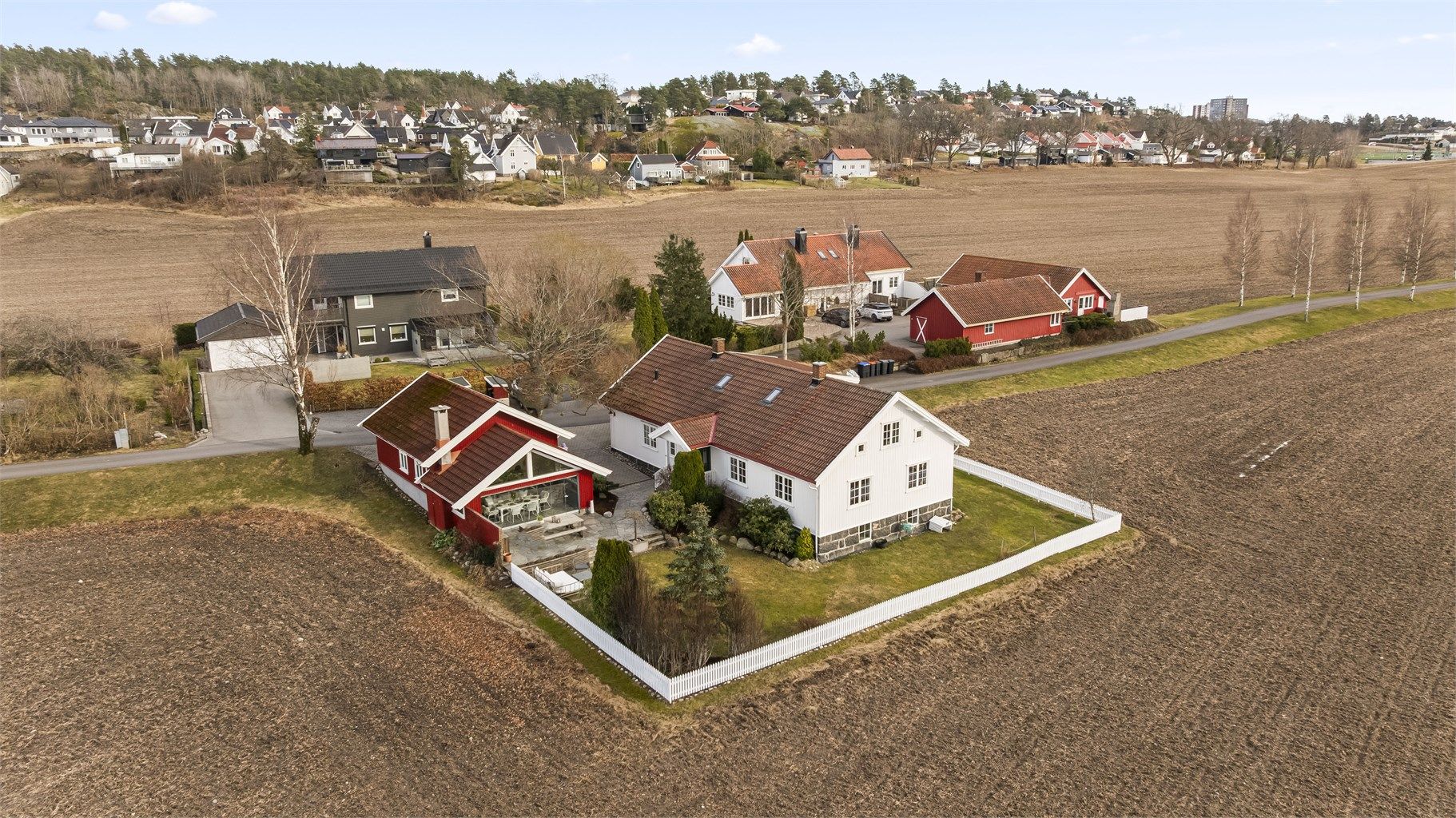 Et oversiktsbilde som viser eiendommens flotte plassering i landskapet.