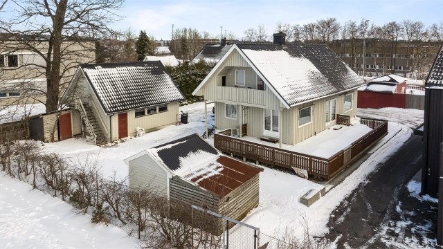 Eiendommen ligger godt tilbaketrukket fra Ringveien med en romslig tomt