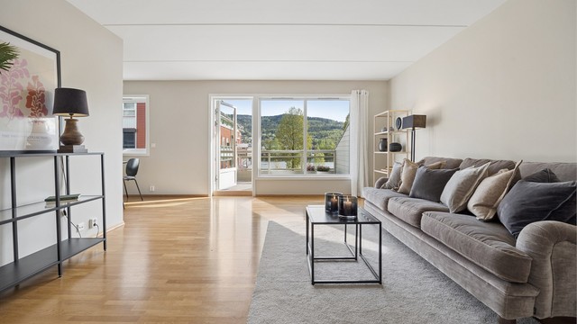 Stuen er lys og romslig, med direkte utgang til den store altanen.