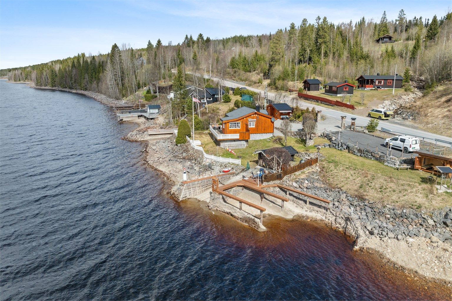 Osensjøen er regulert og bildet er tatt ved lav vannstand. 