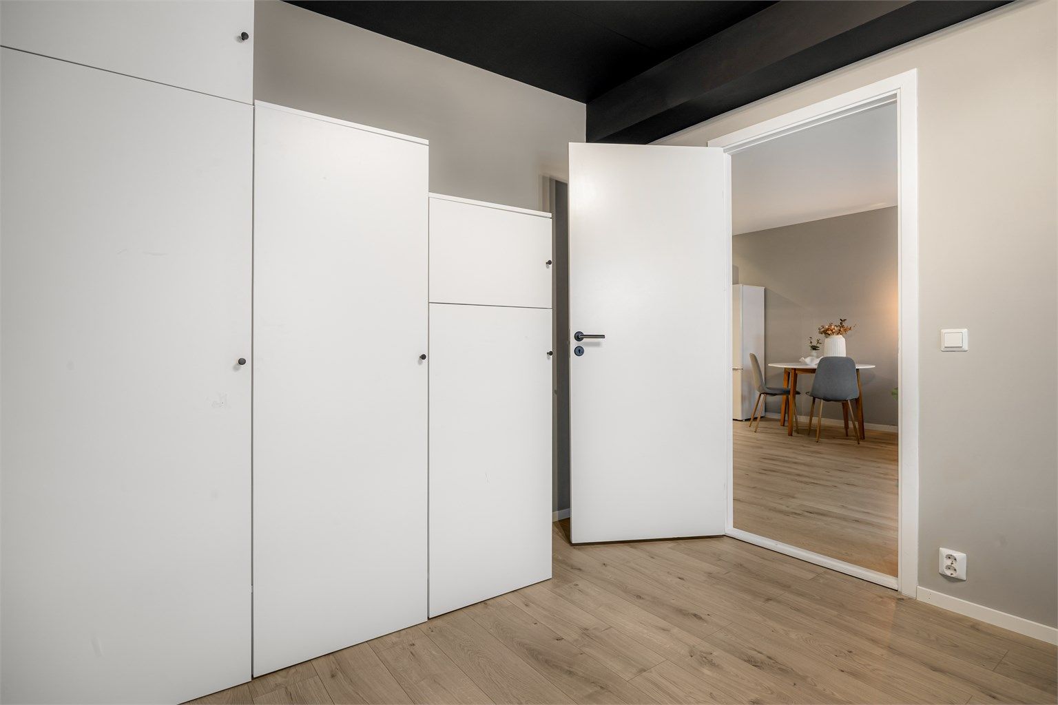 Garderobeløsning med flere garderobeskap i hvit og glatt utførelse