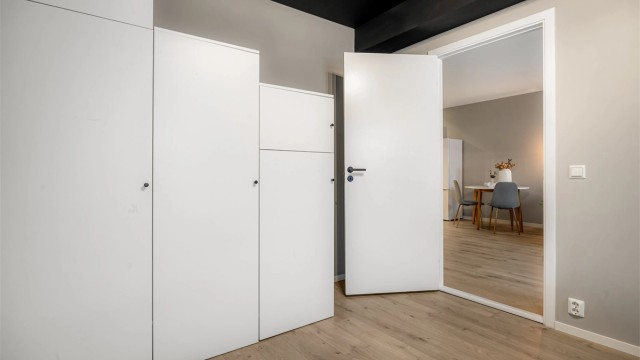 Garderobeløsning med flere garderobeskap i hvit og glatt utførelse