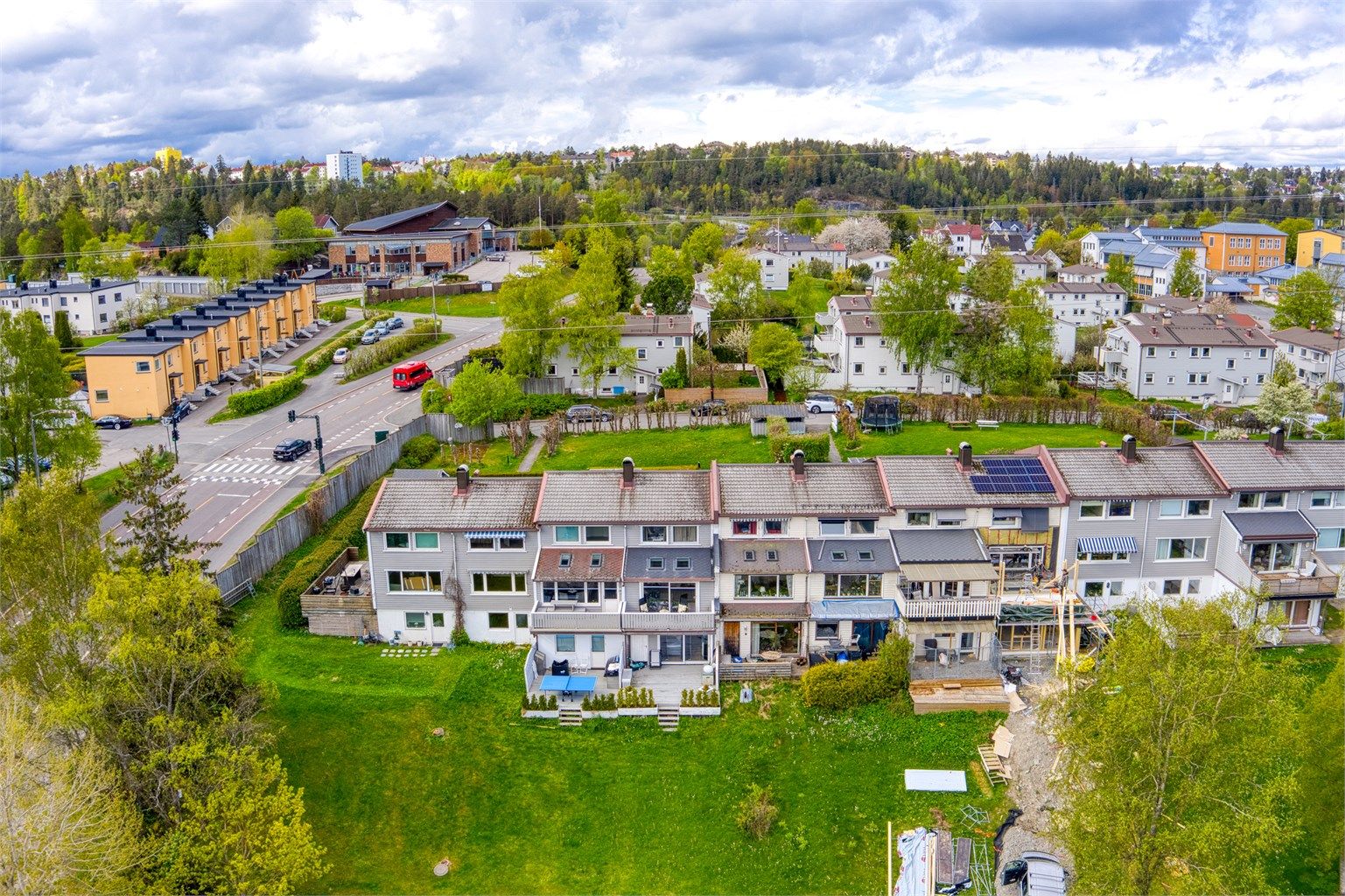 Nærområdet består hovedsakelig av rekkehus og eneboliger i et rolig og trygt miljø.