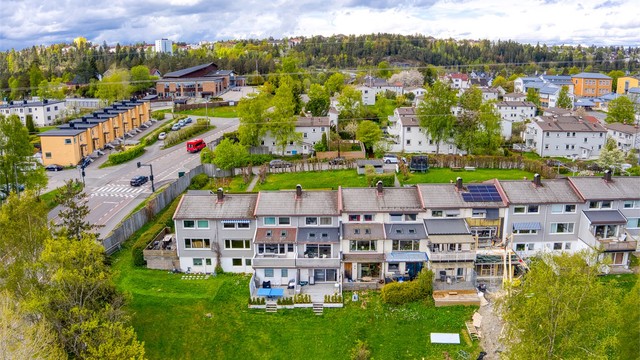 Nærområdet består hovedsakelig av rekkehus og eneboliger i et rolig og trygt miljø.