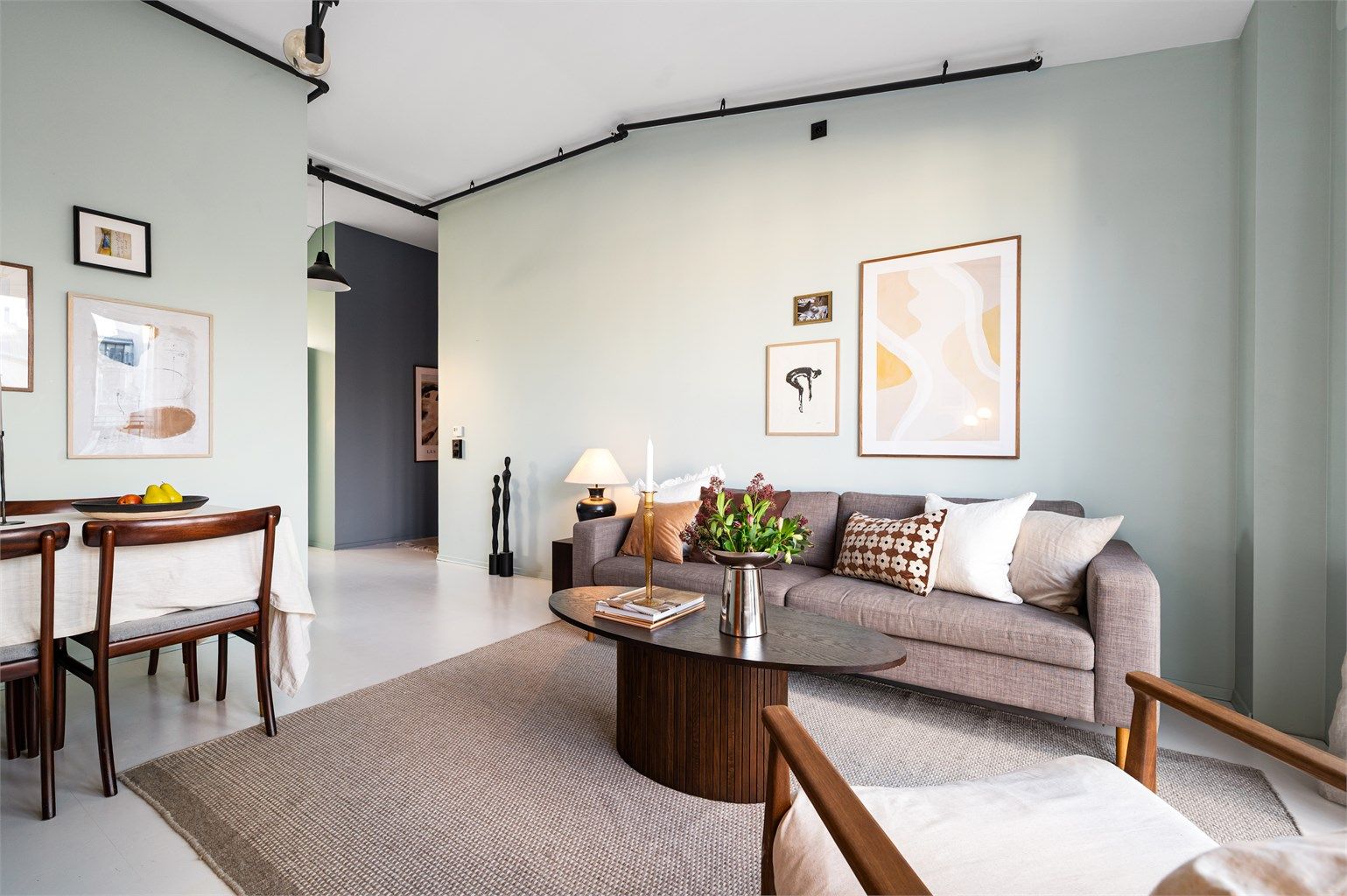 Stuen er et lyst og luftig rom med god plass til både sofagruppe og spisebord.