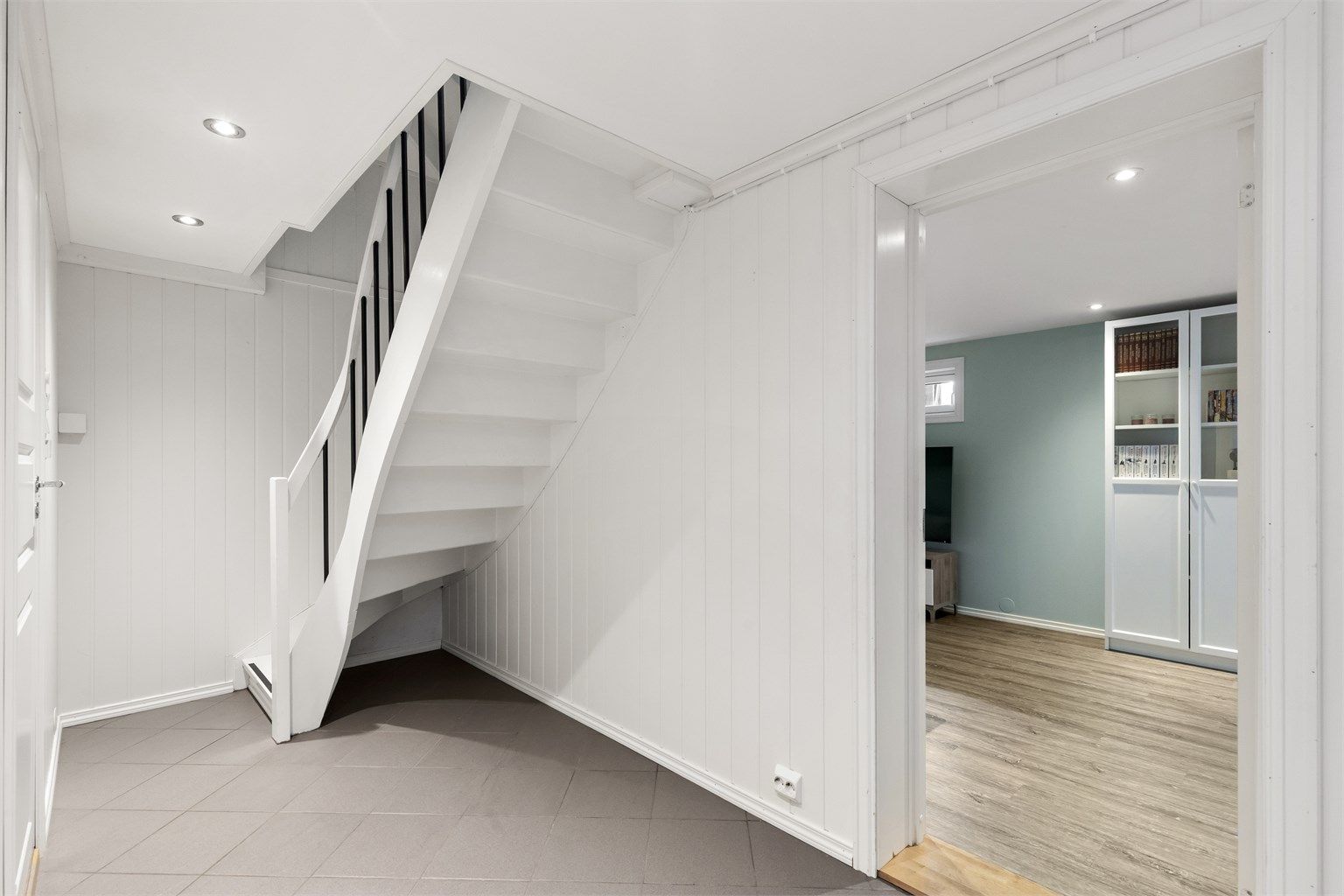 Trappen ned til kjelleren. Gangen har flislagt gulv med gulvvarme.