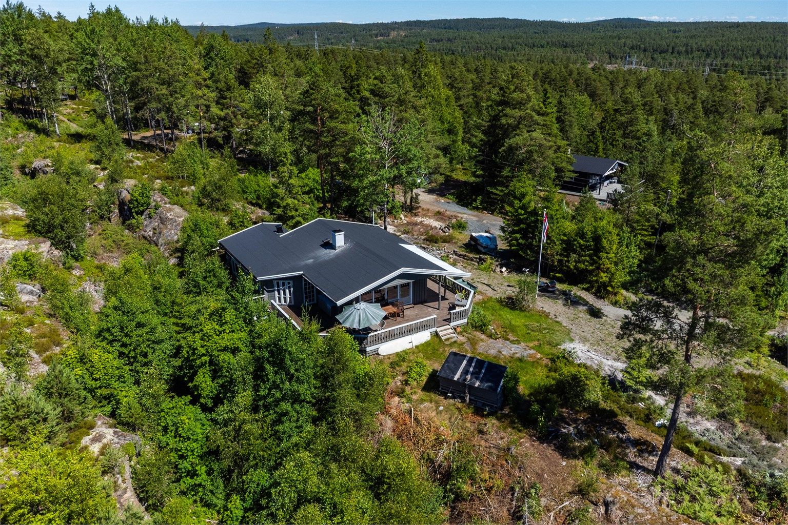 Privat kjørevei er anlagt helt frem til hytta. Eiendommen har rett til parkeringsplass for én bil på grunneiers eiendom.