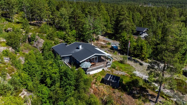 Privat kjørevei er anlagt helt frem til hytta. Eiendommen har rett til parkeringsplass for én bil på grunneiers eiendom.