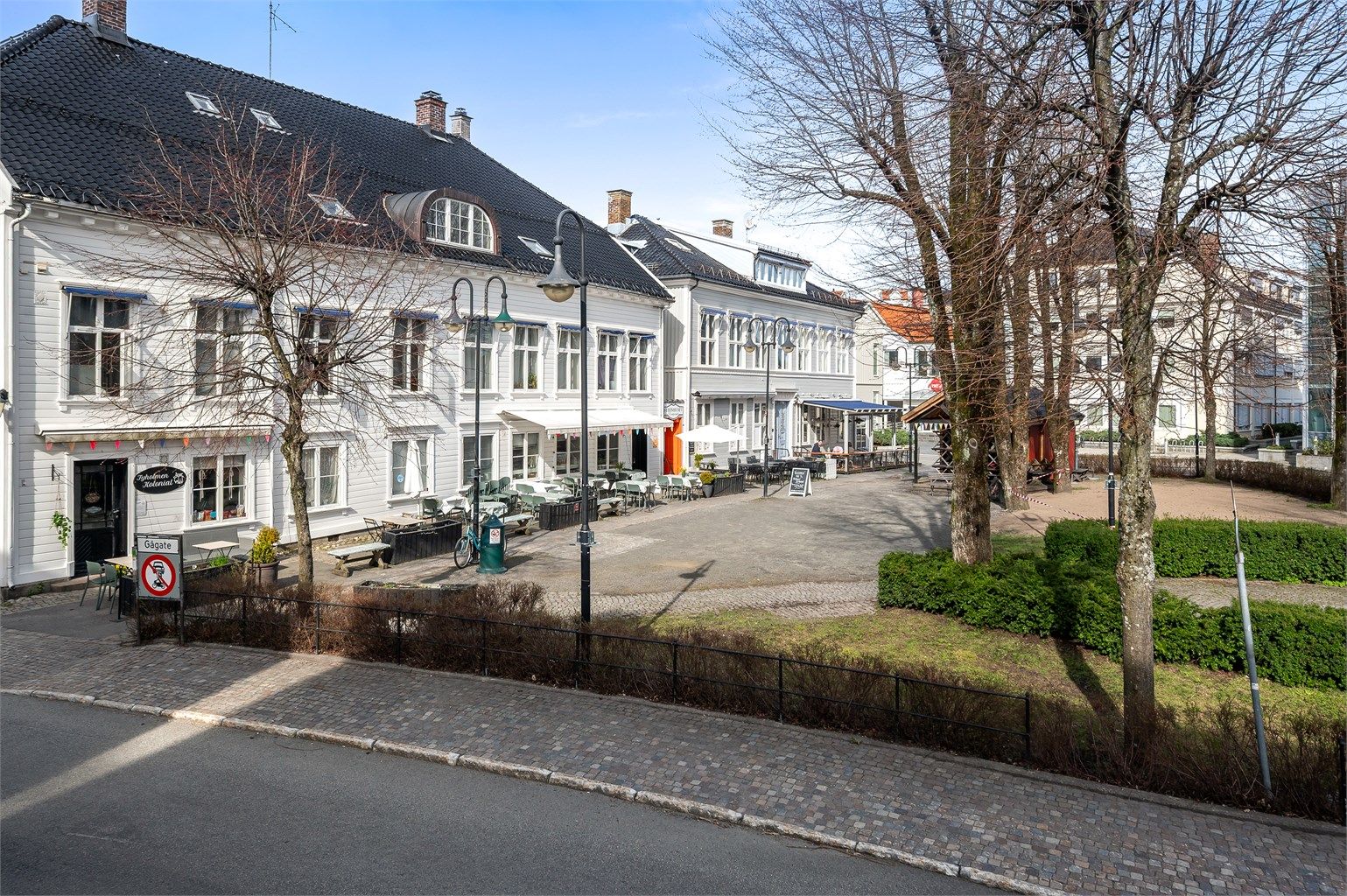 Rett over gaten ligger en koselig park samt utvalg av servicetilbud og hyggelige kafèer.