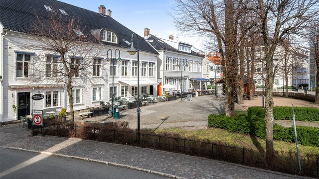 Rett over gaten ligger en koselig park samt utvalg av servicetilbud og hyggelige kafèer.