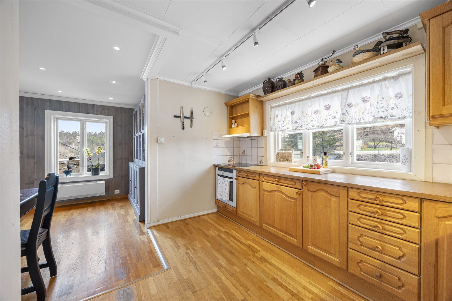 Det er åpen løsning til stuen som ble pusset opp for ca. 6-7 år siden med nytt elektrisk, vegger og tak.