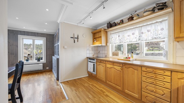 Det er åpen løsning til stuen som ble pusset opp for ca. 6-7 år siden med nytt elektrisk, vegger og tak.