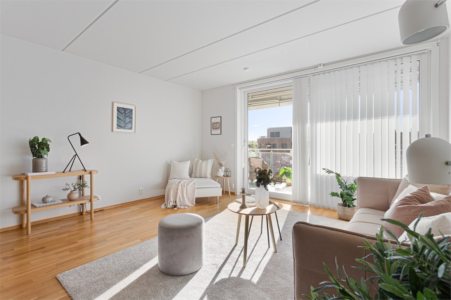 Utgang fra stuen til solrik uteplass på balkong - Innvendig og utvendig solskjerming via lammelgardiner og markise