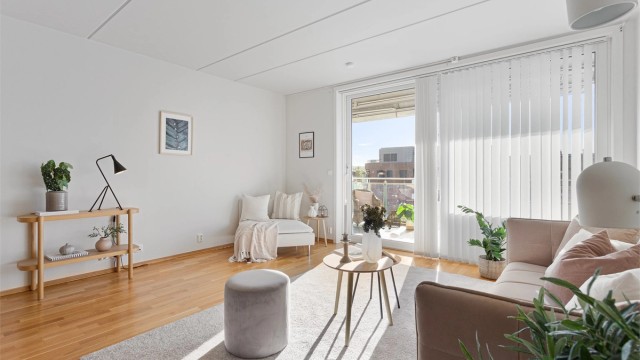 Utgang fra stuen til solrik uteplass på balkong - Innvendig og utvendig solskjerming via lammelgardiner og markise