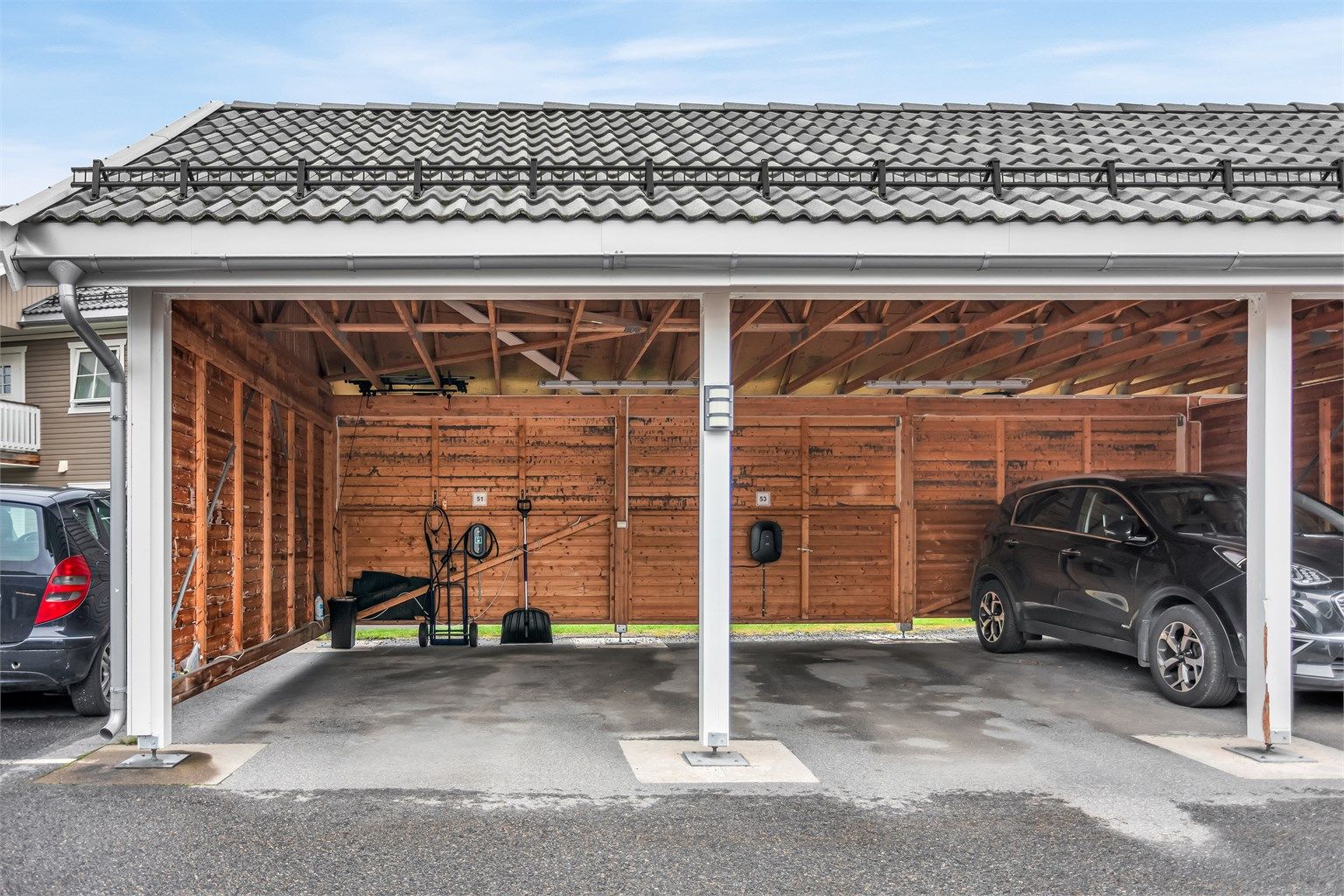 Egen carportplass med montert elbillader og tilhørende utebod.