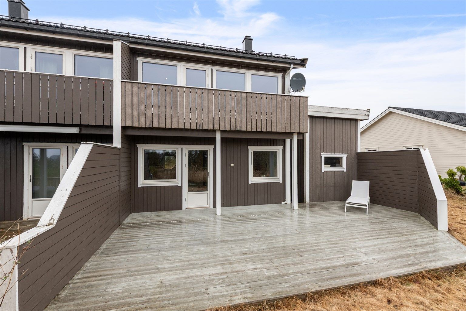 Terrassen vender i likhet med balkongen, mot syd. Uteplassene har gode solforhold og forsvinner omtrent klokken 19.00 i følge selger