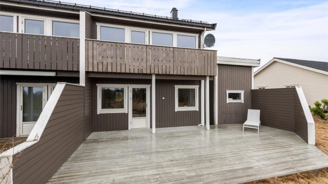 Terrassen vender i likhet med balkongen, mot syd. Uteplassene har gode solforhold og forsvinner omtrent klokken 19.00 i følge selger
