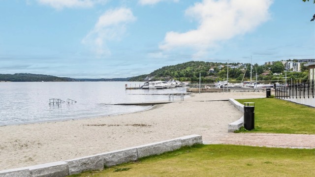 Kort vei til flere badeplasser, inkludert bystranden på Verket.