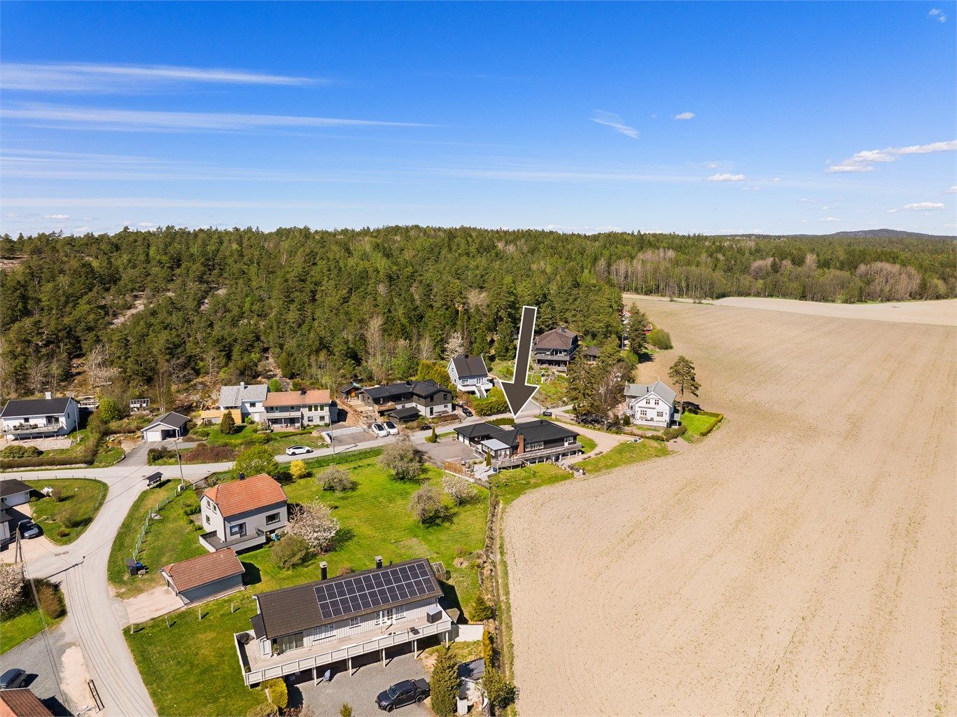 Nabolaget har et rolig, barnevennlig miljø som tillater lek og utfoldelse utenfor egen gårdsplass.