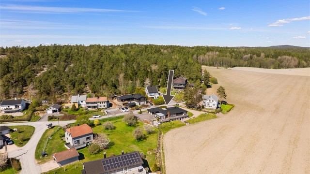 Nabolaget har et rolig, barnevennlig miljø som tillater lek og utfoldelse utenfor egen gårdsplass.