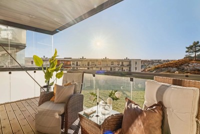 - Den moderne leiligheten fra 2019 har en solrik innglasset balkong på hele 9 m² -