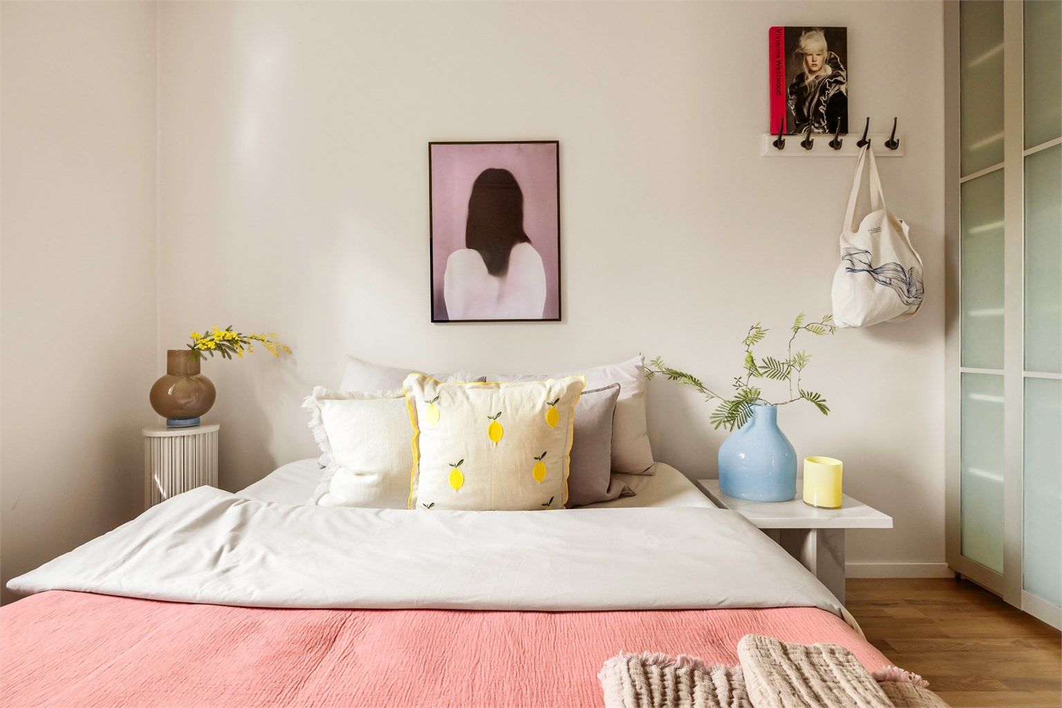 Lyst trivelig soverom.