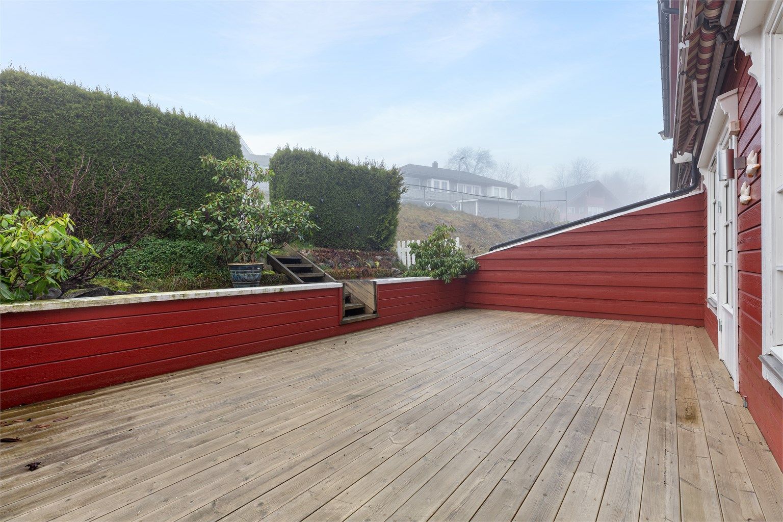 Stor, vestvendt terrasse og hage med gode utemuligheter.  Her er det kommentert i tilstandsrapport TG3, da det mangler rekkverk