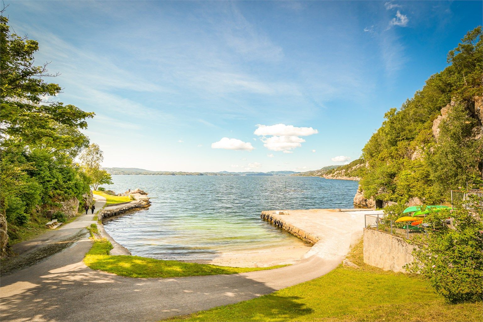 Om sommeren kan man benytte seg av den populær badeplassen på Helleneset. Det er også fine turmuligheter som Hellen Fort, Eidsvågsfjellet, Munkebotn og Sandviksfjellet.