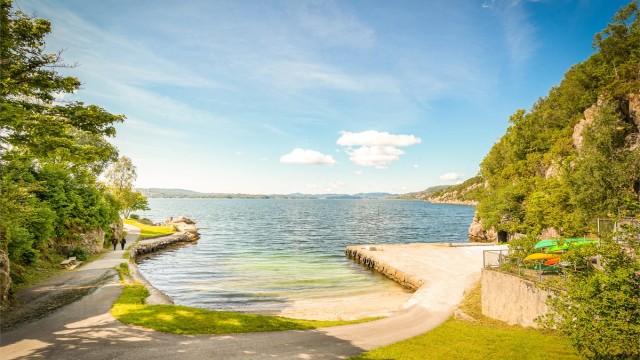 Om sommeren kan man benytte seg av den populær badeplassen på Helleneset. Det er også fine turmuligheter som Hellen Fort, Eidsvågsfjellet, Munkebotn og Sandviksfjellet.