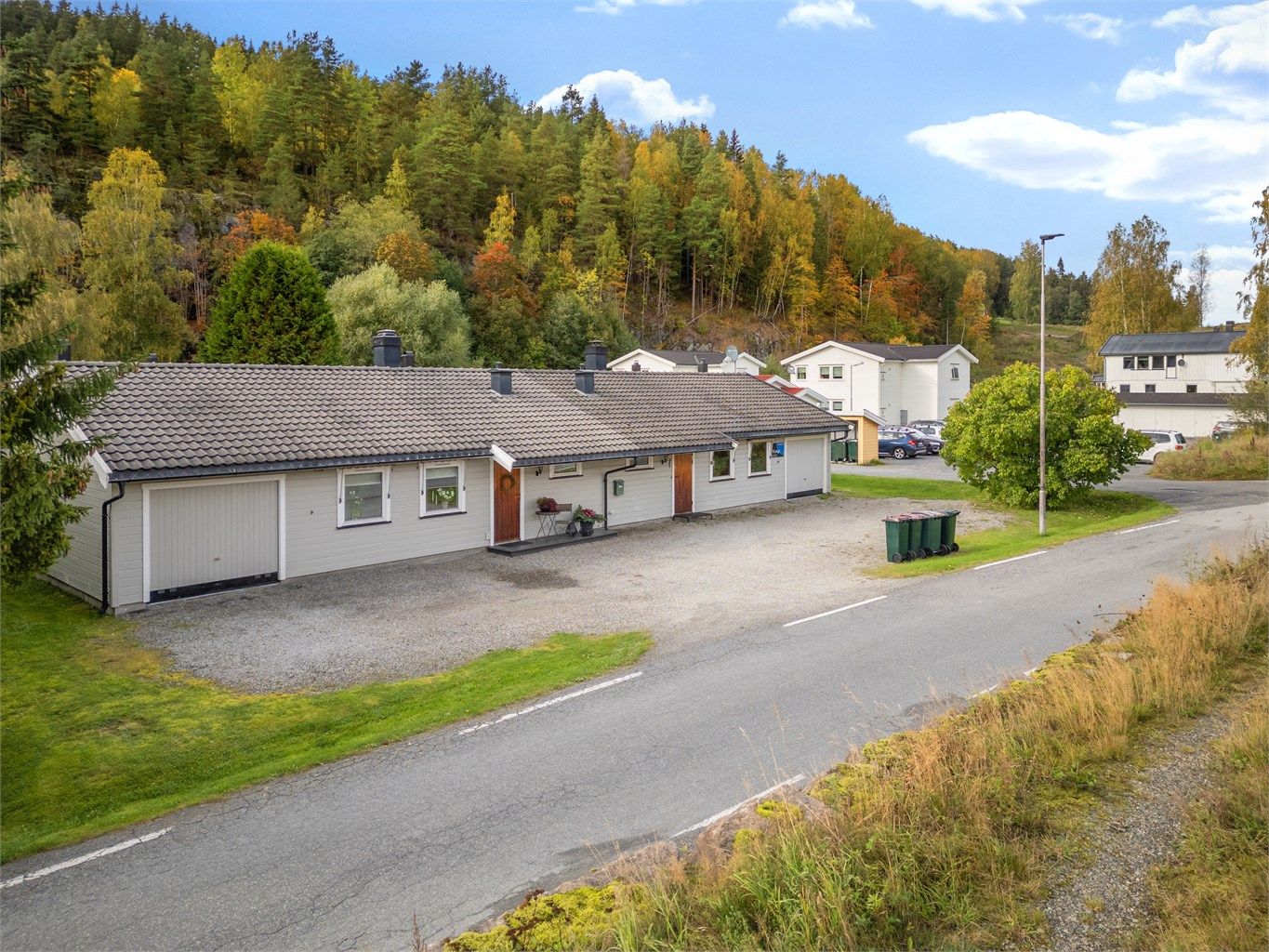 Parkering i garasje. Ellers parkering på felles gårdsplass.