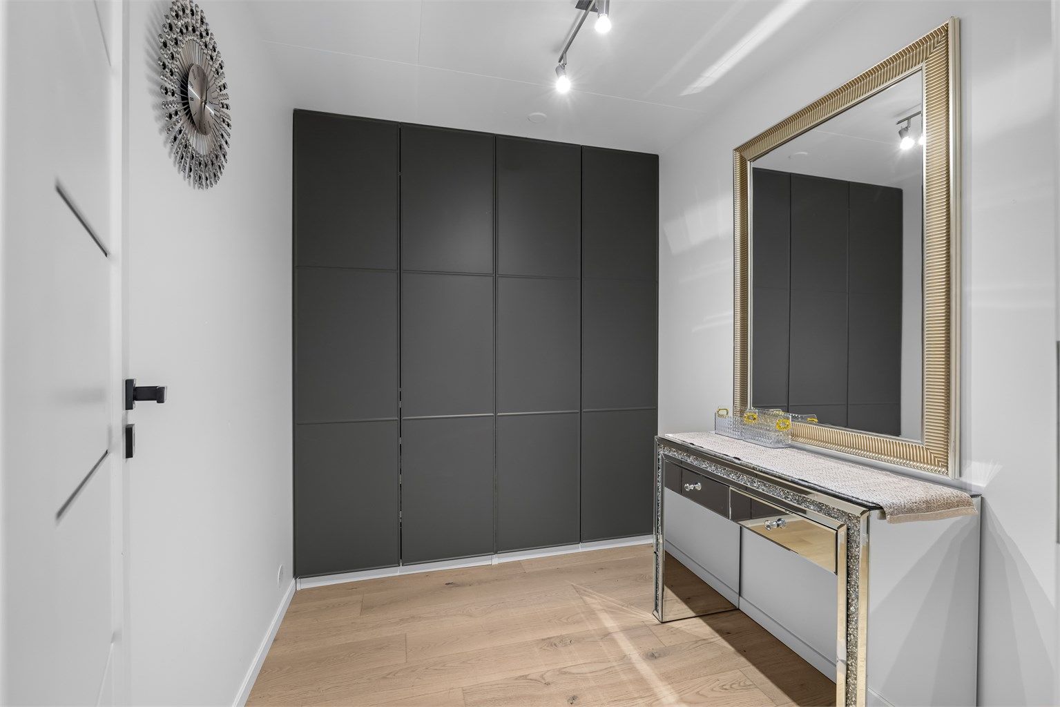 Leiligheten disponerer også et ekstra rom som egner seg godt som kontor eller garderoberom, med en praktisk skyvedørsgarderobe som gir gode oppbevaringsmuligheter.