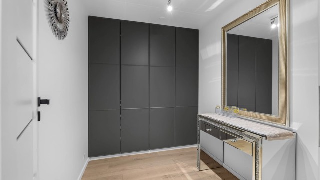 Leiligheten disponerer også et ekstra rom som egner seg godt som kontor eller garderoberom, med en praktisk skyvedørsgarderobe som gir gode oppbevaringsmuligheter.