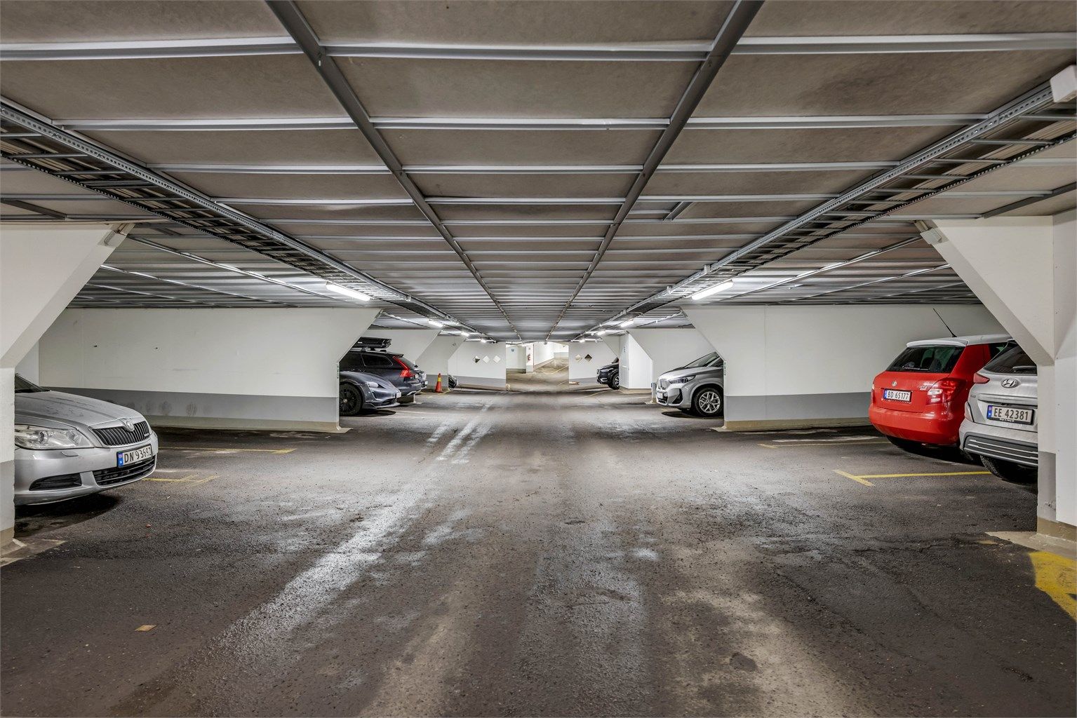 Leiligheten har parkeringsplass i underliggende garasjeanlegg med heisadkomst opp til leiligheten. Mulighet for å kople til ladeboks.