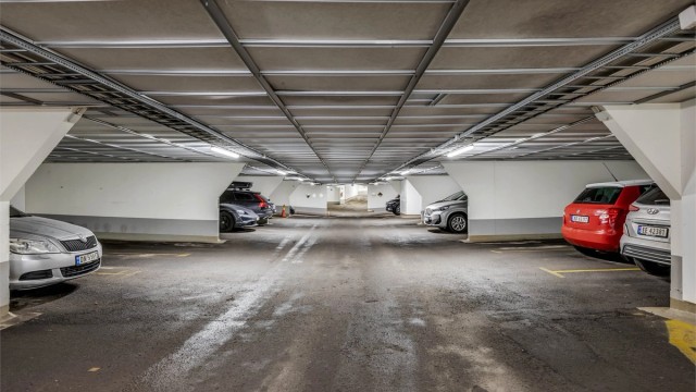 Leiligheten har parkeringsplass i underliggende garasjeanlegg med heisadkomst opp til leiligheten. Mulighet for å kople til ladeboks.