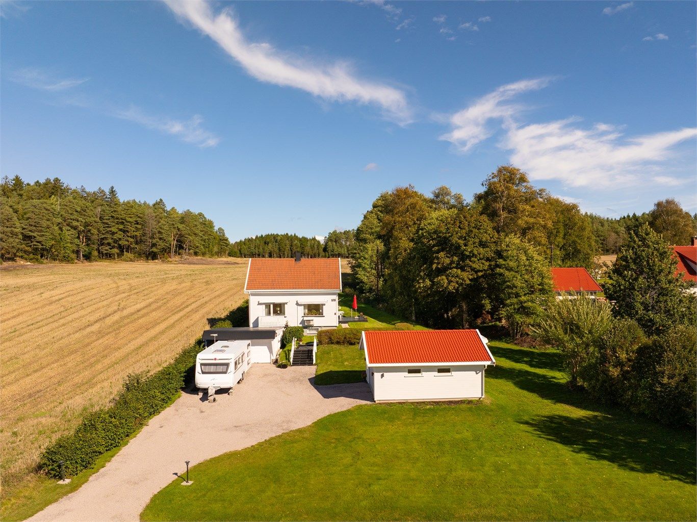 Eneboligen i Husebyveien 108 ble oppført i 1959, tilbygget i 1978 og er på 2000-tallet tilført flere oppgraderinger.
