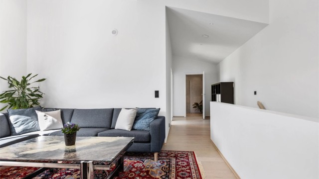 Skråtaket og de rene flatene skaper en spennende arkitektur i rommet.
