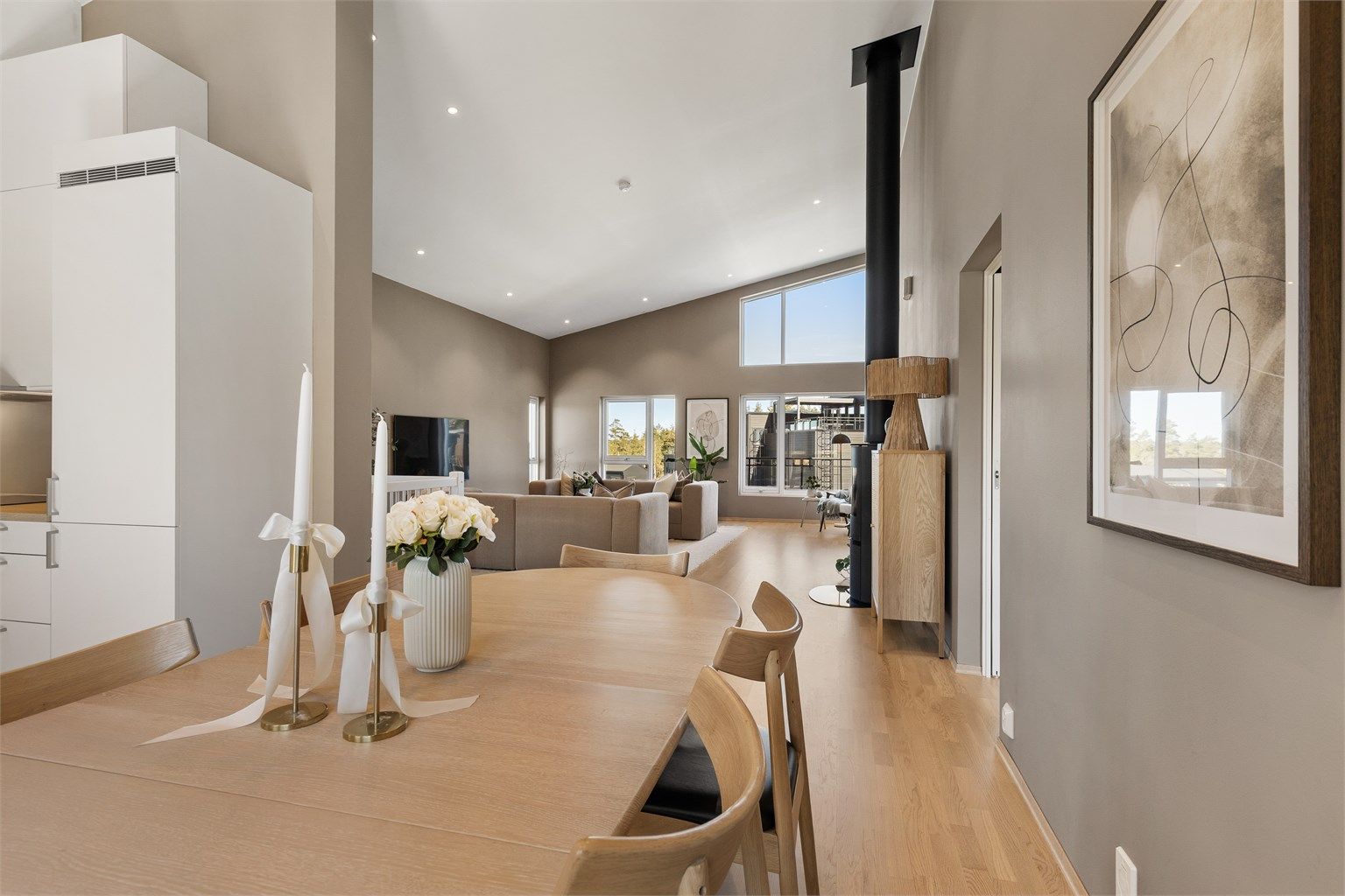 Spiseplassen er en naturlig forlengelse av kjøkkenet, med god plass til et stort spisebord.