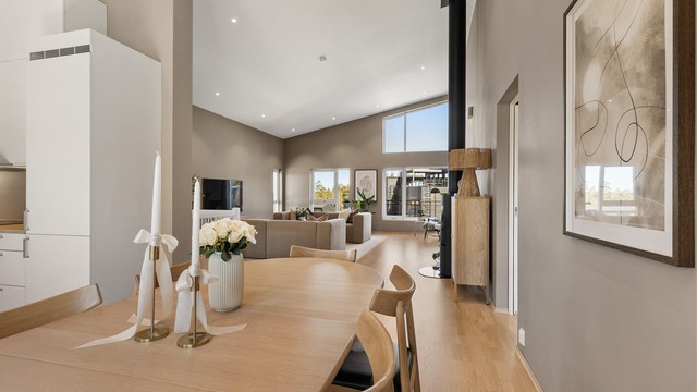 Spiseplassen er en naturlig forlengelse av kjøkkenet, med god plass til et stort spisebord.