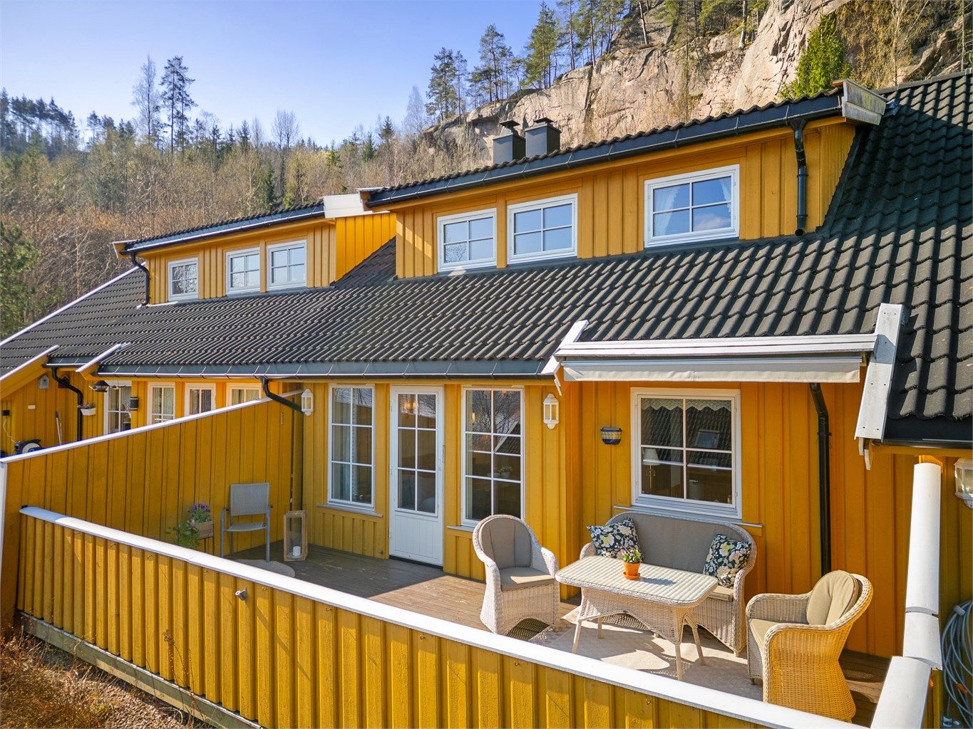 Det er fin utsikt mot fjorden fra terrassen.