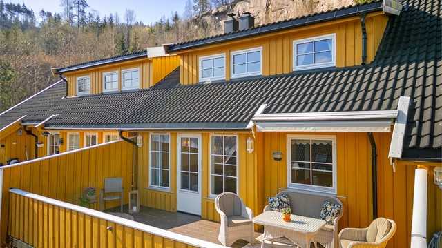 Det er fin utsikt mot fjorden fra terrassen.