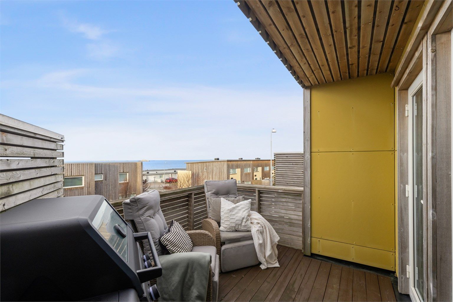 Solrik balkong med god plass til utemøbler og nydelig utsikt mot sjøen.