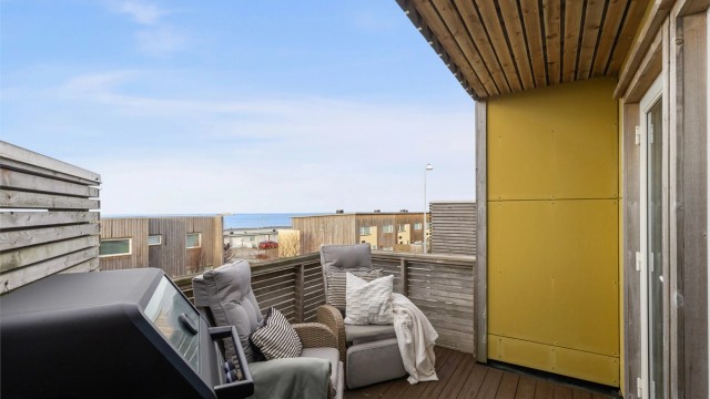 Solrik balkong med god plass til utemøbler og nydelig utsikt mot sjøen.