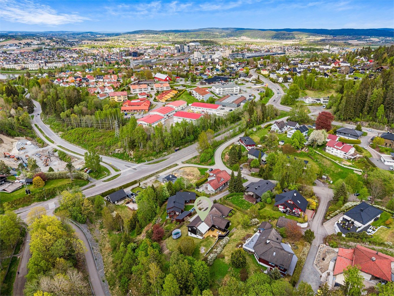 Kort vei til Strømmen, Lørenskog og Lillestrøm med bil eller offentlig transport.