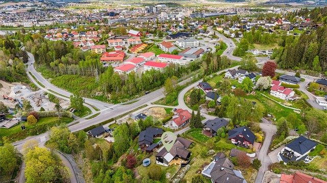 Kort vei til Strømmen, Lørenskog og Lillestrøm med bil eller offentlig transport.