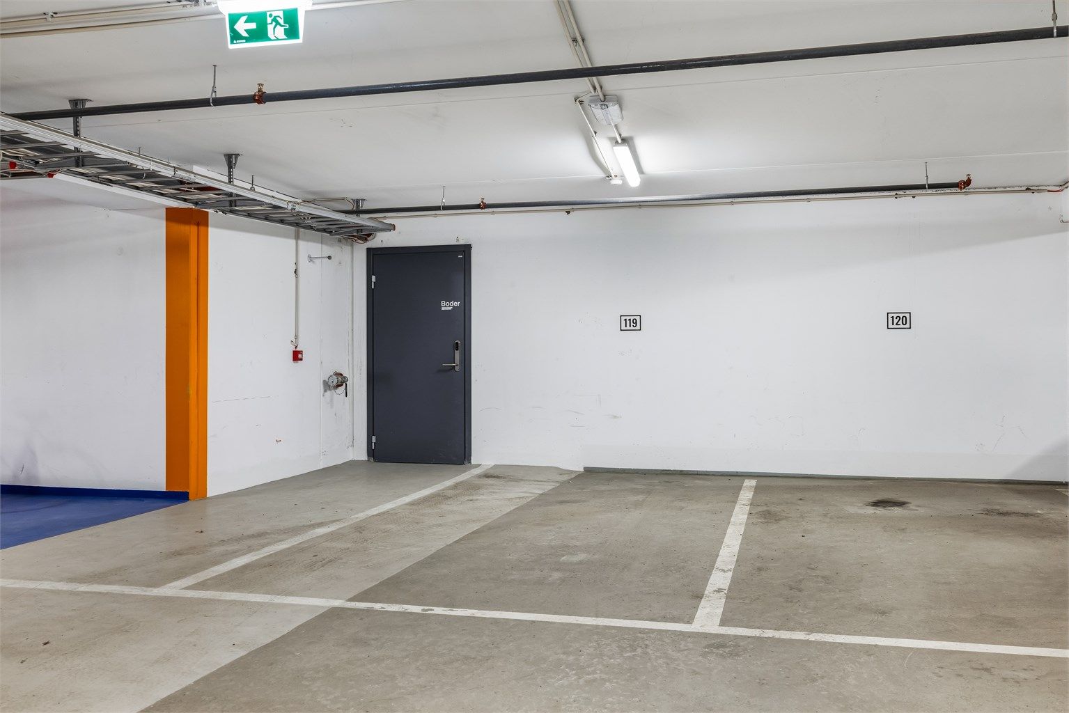 Parkeringsplassene er merket 114 og 119. Leiligheten har også en bod på 5 m² i kjelleren.