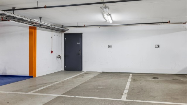 Parkeringsplassene er merket 114 og 119. Leiligheten har også en bod på 5 m² i kjelleren.